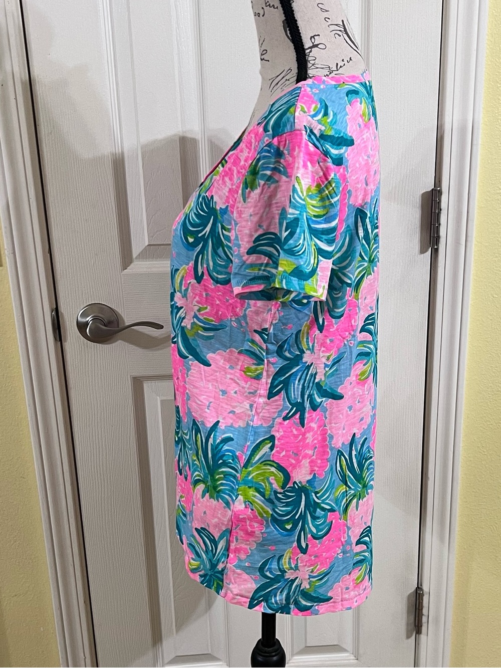 NWOT- Lilly Pulitzer Etta V Neck
Top Pineapple Shake - Picture 7 of 8